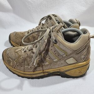 Womens The North Face Mid Waterproof Hiking Shoes Size: 7 Color: Tan